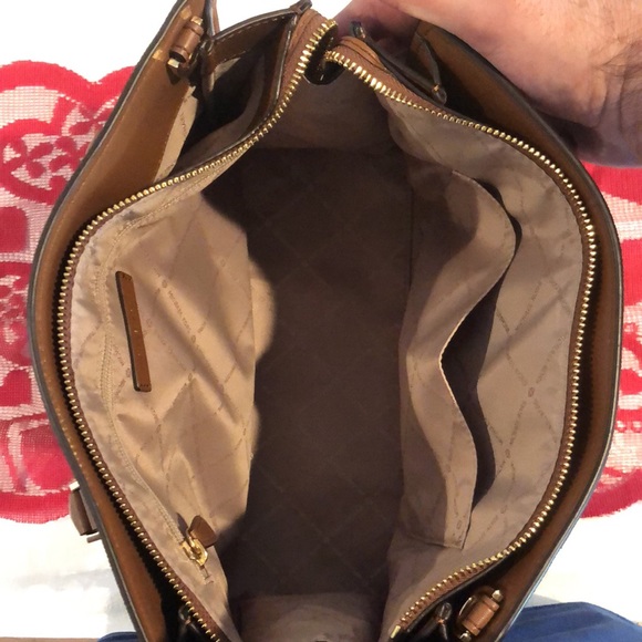 Michael Kors purse with matching wallet - Picture 8 of 8